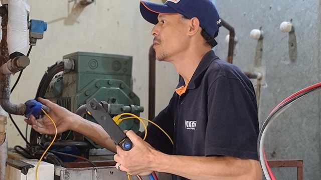 auto-technician-working-640x480-22289386.jpeg
